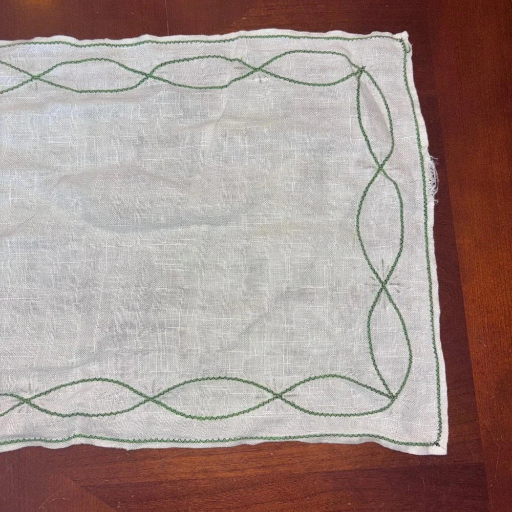 Vintage | Handmade Linen Table Runner | Green Embroidered Chain Link 41x12.5‎